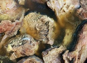 Hình của món Gân và bắp bò hầm hồi quế.