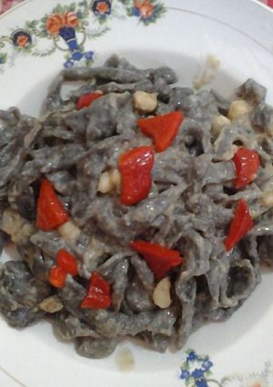 Una foto de Tagliatelle en tinta de calamar con salsa mollica