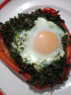 Una foto de Morrón relleno con kale 🥬