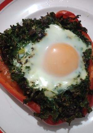 Una foto de Morrón relleno con kale 🥬