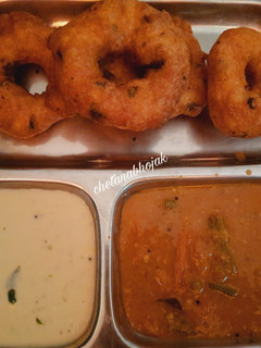 मेंदू वडा सांबर चटणी (medu vada sambar recipe in marathi) रेसिपी चे मुख्य फोटो 