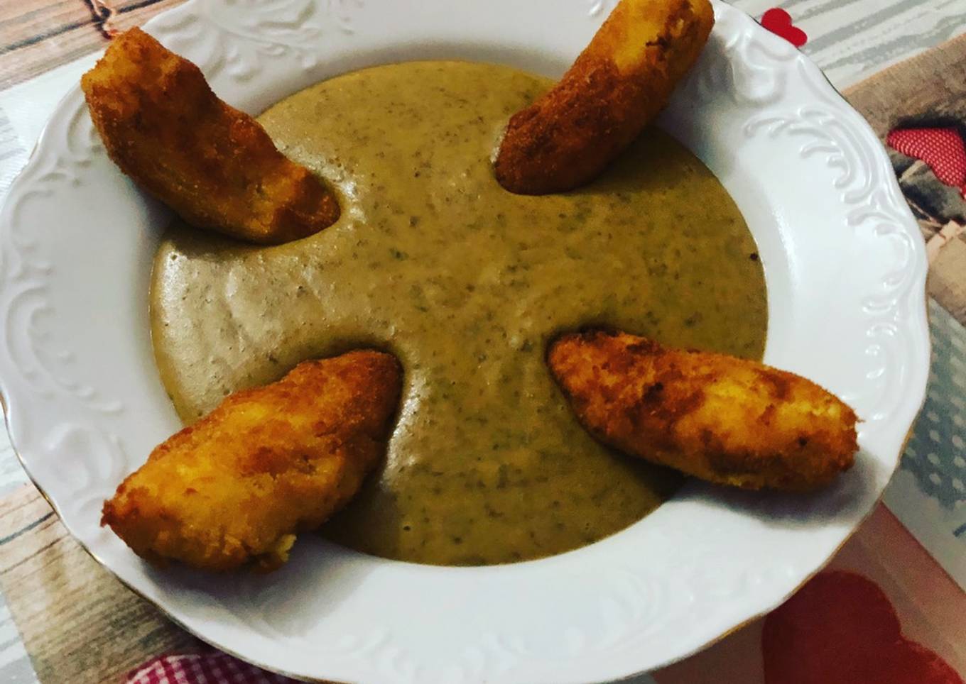 Crema de lentejas con croquetas de puré de patatas y pollo