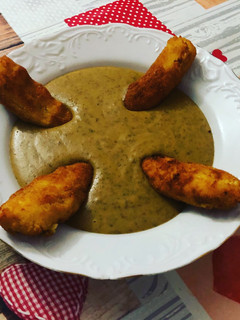 Una foto de Crema de lentejas con croquetas de puré de patatas y pollo