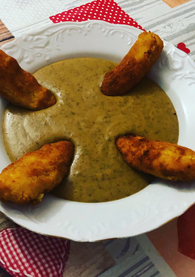 Una foto de Crema de lentejas con croquetas de puré de patatas y pollo