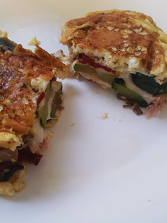 Una foto de Tortilla de verduras, queso y ventresca de bonito