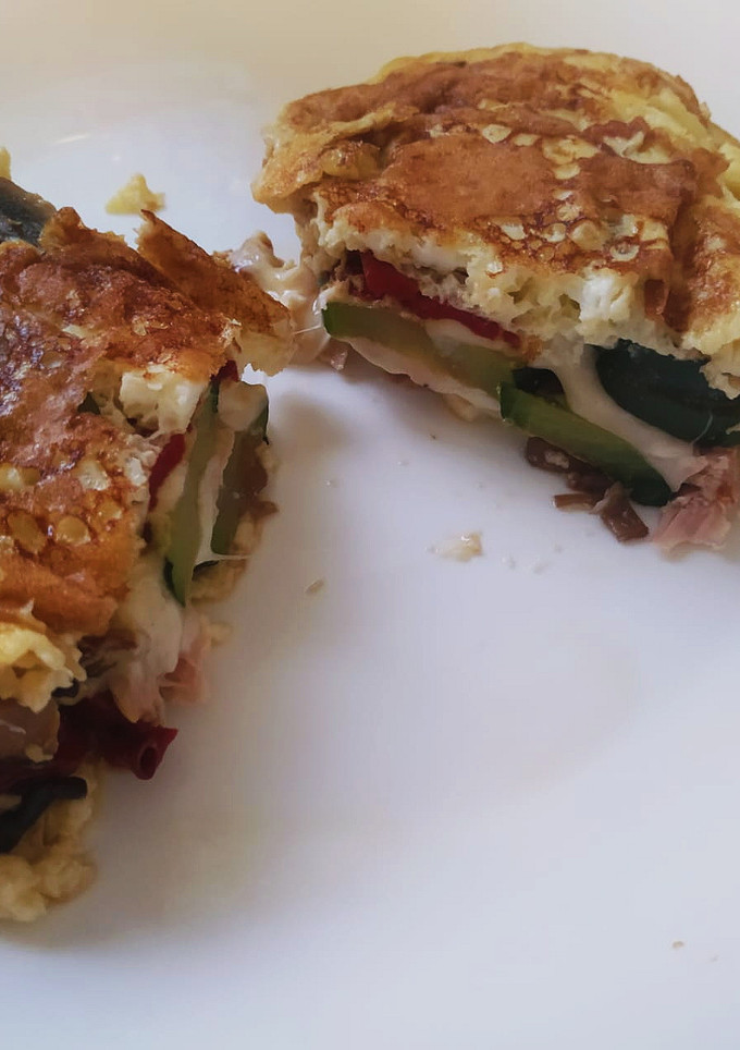 Una foto de Tortilla de verduras, queso y ventresca de bonito