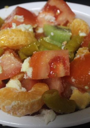 Una foto de Ensalada con mandarina, huevo cocido y más cosas