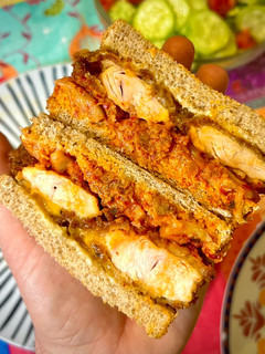 Una foto de Katsu Sando Fit 🍗 Pollo frito en AirFryer con kimchi