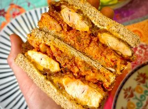 Una foto de Katsu Sando Fit 🍗 Pollo frito en AirFryer con kimchi