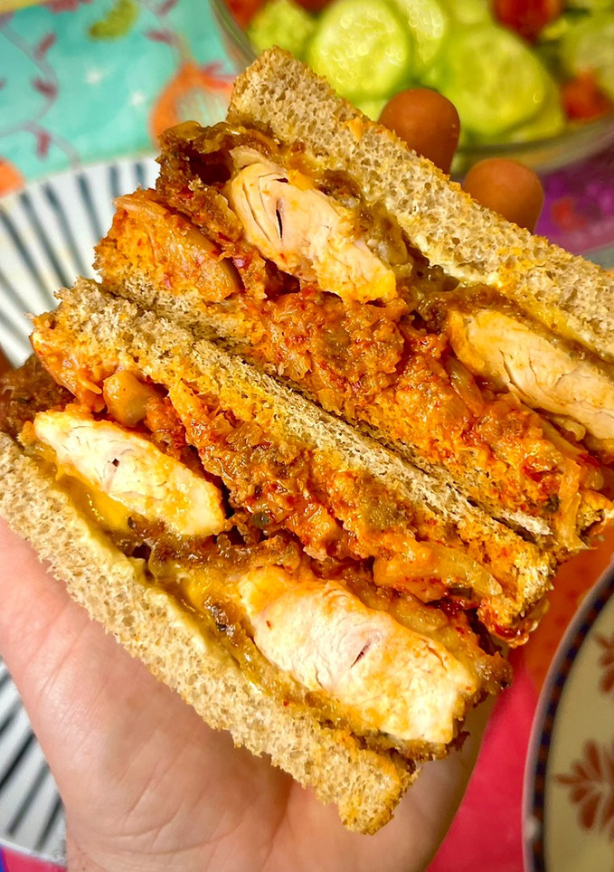 Una foto de Katsu Sando Fit 🍗 Pollo frito en AirFryer con kimchi