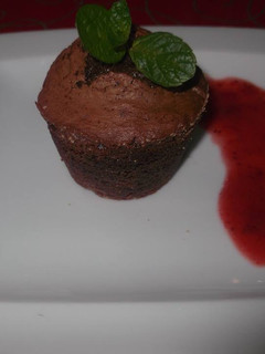 Una foto de Coulant con una coulis de fresa