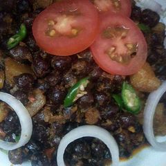 A picture of Kalay cholay ki salan.