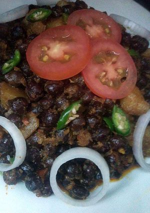 A picture of Kalay cholay ki salan.