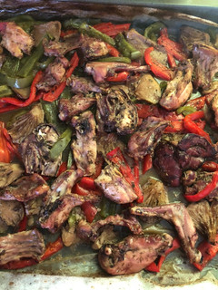 Una foto de Conejo con pimientos y setas