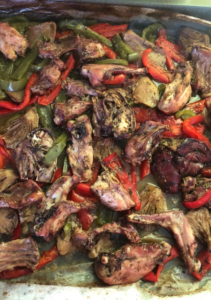 Una foto de Conejo con pimientos y setas