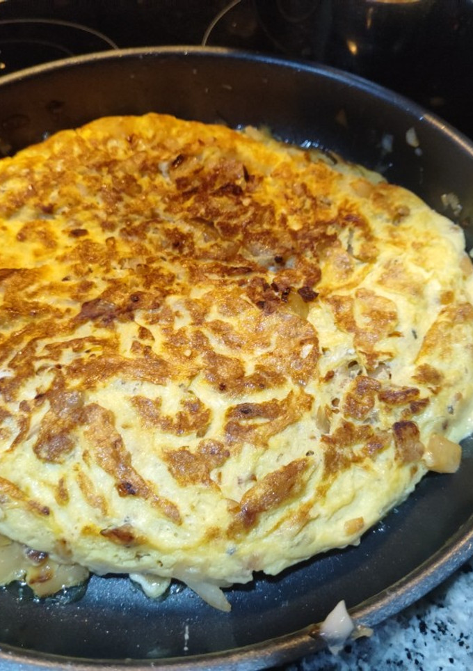 Una foto de Tortilla de patata con cebolla al estilo de mi madre