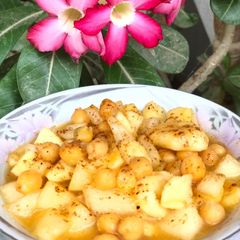 A picture of Chana Fruit chaat.