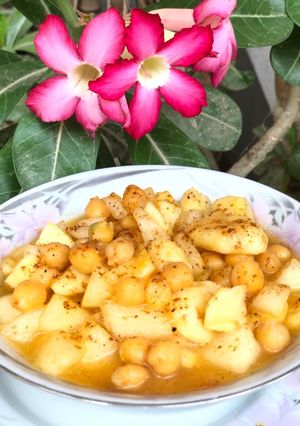 A picture of Chana Fruit chaat.