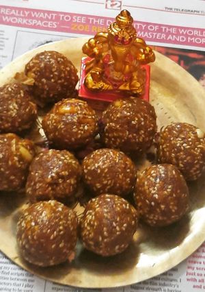 A picture of Coconut til laddu.