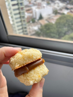 Una foto de Alfajores de Coco y Dulce de Leche 💖