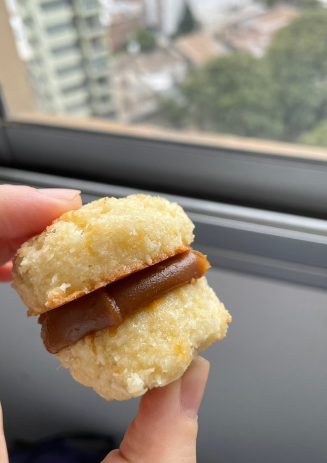 Una foto de Alfajores de Coco y Dulce de Leche 💖