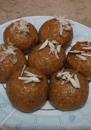A picture of Besan ke ladoo.