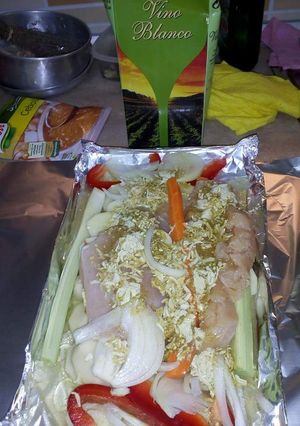 Una foto de Papillote de pollo con verduras al estilo canario