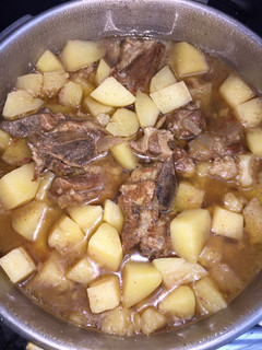 Una foto de Costillitas con patatas y Oporto