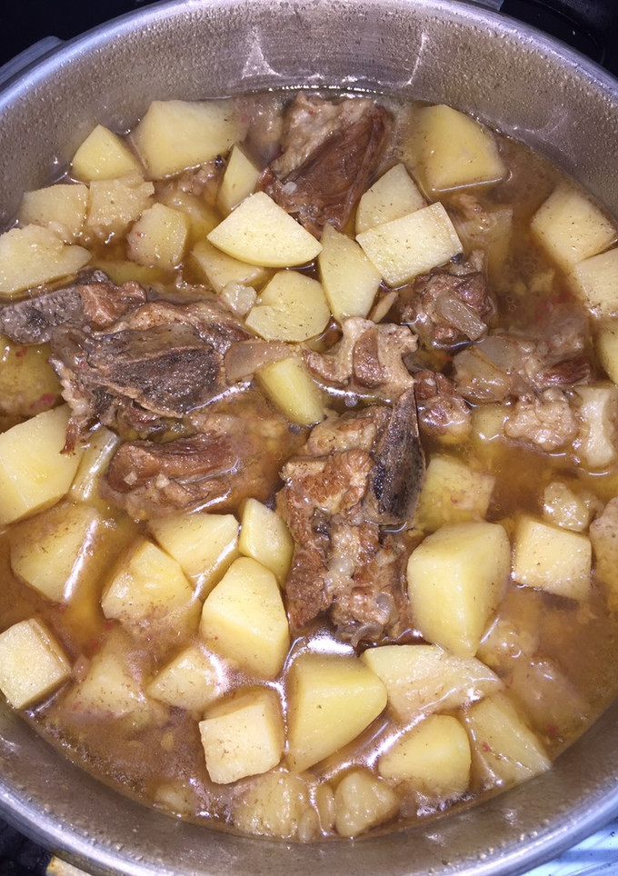 Una foto de Costillitas con patatas y Oporto