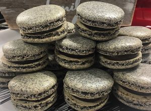 Mákos macaron étcsokoládés ganacheval recept fotója