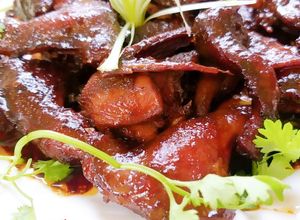 Hình của món Chim cút rô ti nước dừa.