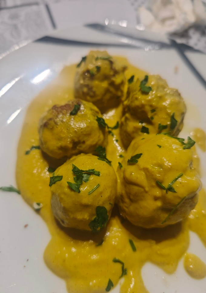 Una foto de Albóndigas con salsa de curry