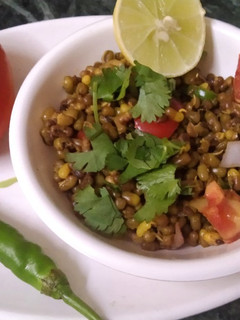 स्प्राउट्स चाट (Sprouts chaat recipe in Hindi) रेसिपी मुख्य फोटो