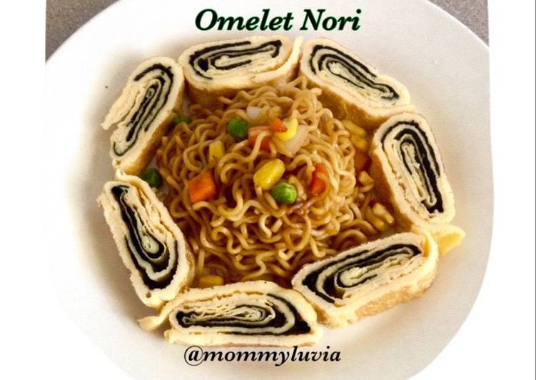 Mie goreng with omelet nori