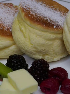 A picture of Japanese Souflè Pancakes.