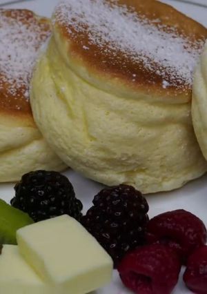 A picture of Japanese Souflè Pancakes.