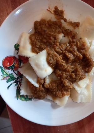 Una foto de Ravioles con salsa de morrón verde