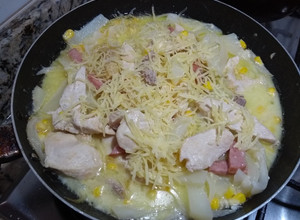 Una foto de Pollo con queso parmesano y queso crema