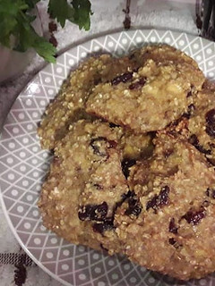 Una foto de Galletas Nutritivas de Avena - Quinua y Plátano a lo Carmelita