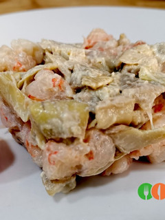 Una foto de Ensaladilla de alcachofas y gambones