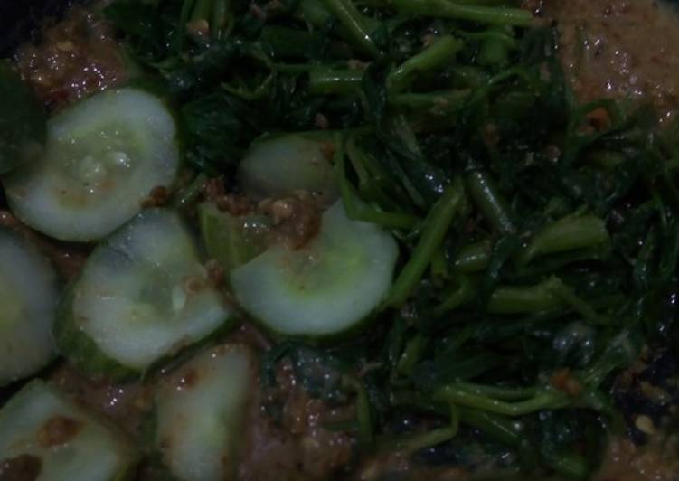 Resep Lotek kangkung timun yang Menggugah Selera