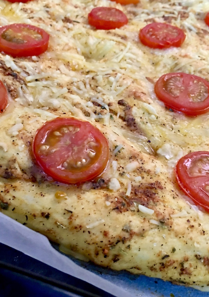 Una foto de Pan de ajo con queso y tomates cherry🍅