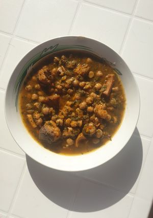 Una foto de Potaje del mar con garbanzos y espinacas
