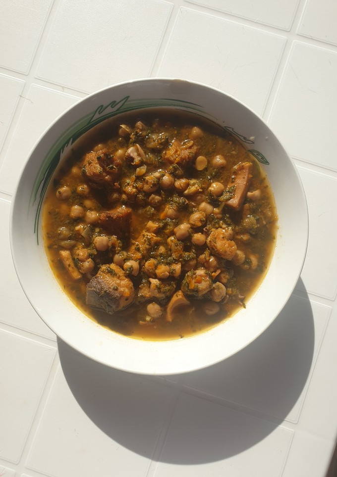 Una foto de Potaje del mar con garbanzos y espinacas