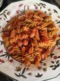 Fusilli tricolor con salchichas