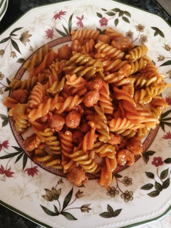 Una foto de Fusilli tricolor con salchichas