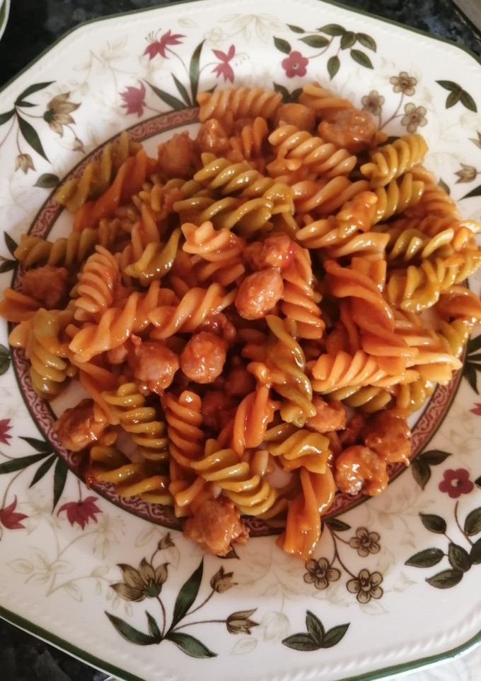 Una foto de Fusilli tricolor con salchichas