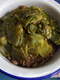 Una foto de Fideos soba con tirabeques en salsa de ostras