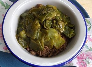 Foto principal de Fideos soba con tirabeques en salsa de ostras
