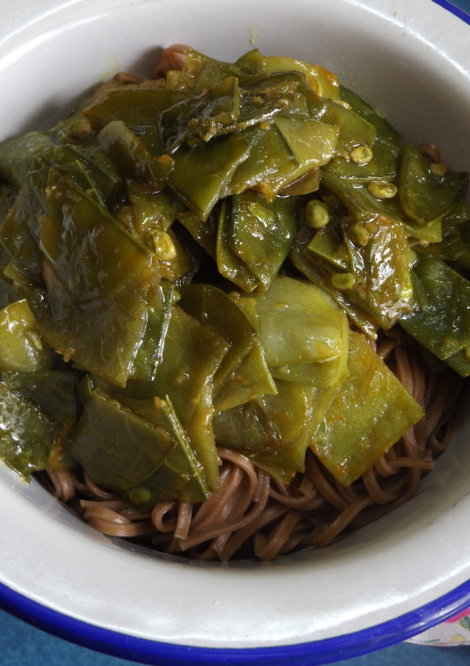 Una foto de Fideos soba con tirabeques en salsa de ostras